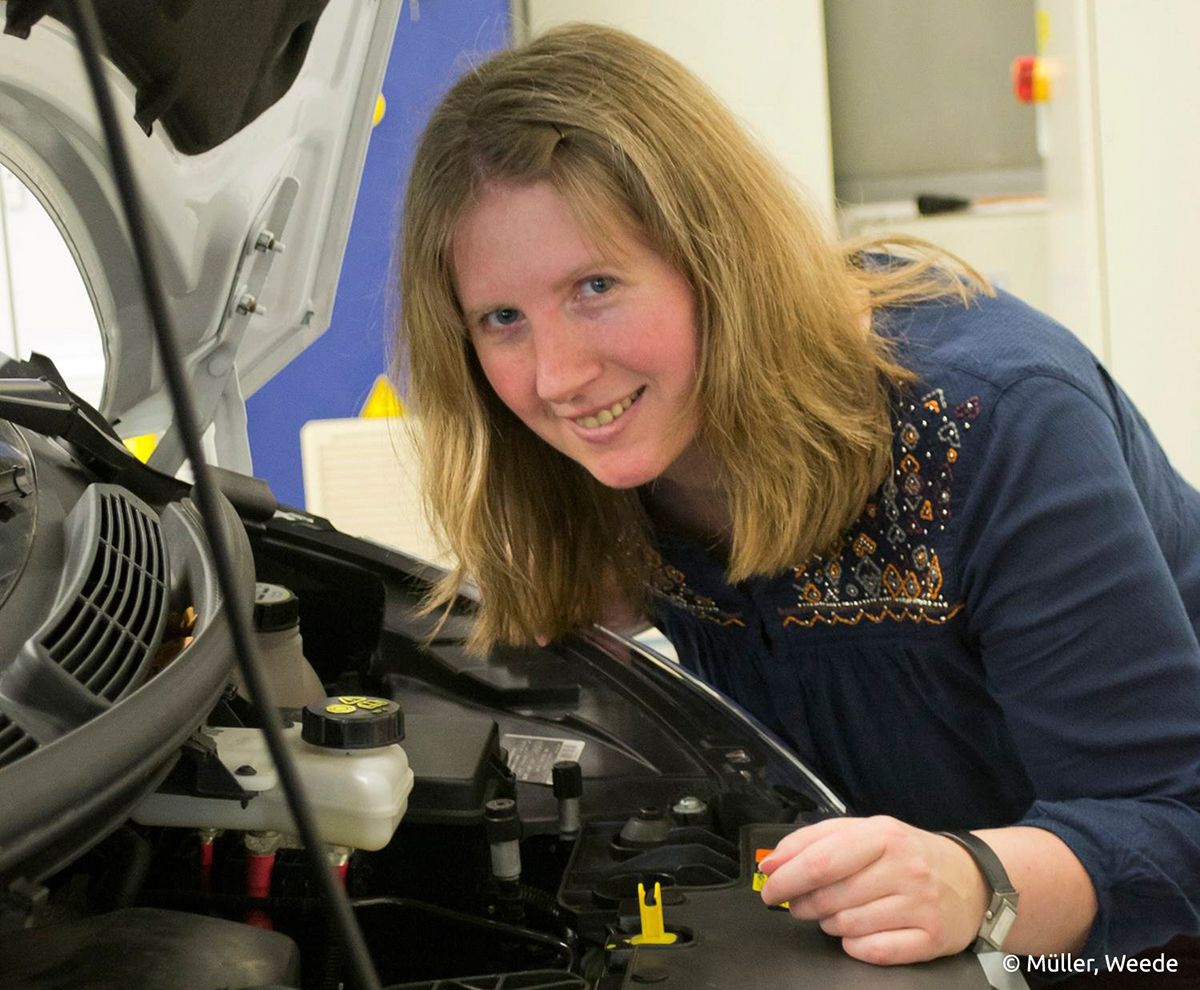 Christina von Trepka, Maschinenbauingenieurin bei Ford, arbeitet an einem Motor. /Bildquelle: Müller, Weede