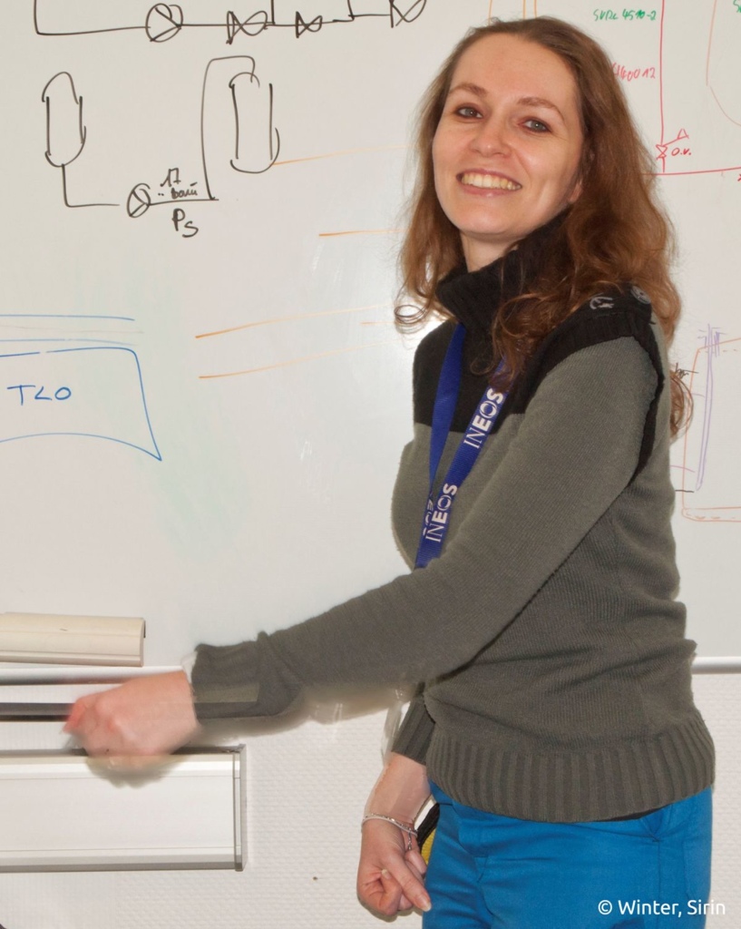 Noëlle Schilling, Chemieingenieurin bei der Firma Ineos am Standort Köln, ist fasziniert von Technik. /Bild: Winter, Sirin