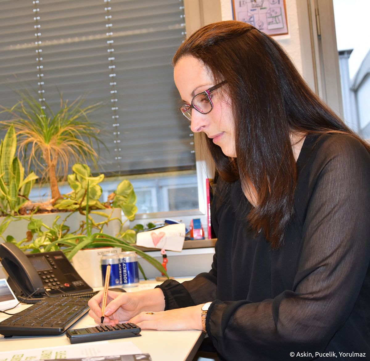 Verena Stentenbach, Maschinenbauingenieurin bei Ball Packaging Europe Bonn, rechnend am Arbeitsplatz. /Bildquelle: Askin, Pucelik, Yorulmaz