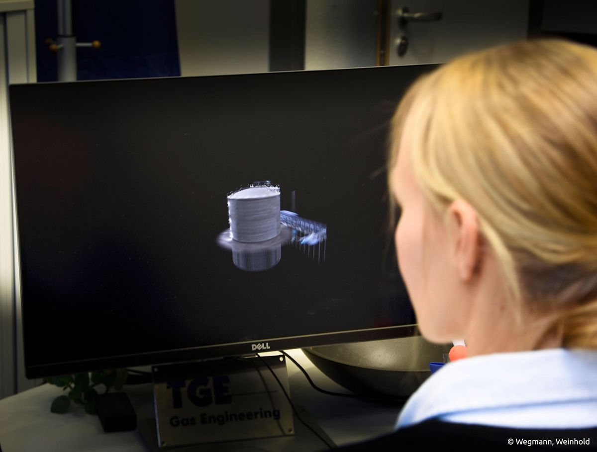 Anke Patt, Prozessingenieurin bei der Firma TGE Gas Engineering in Bonn, zeigt 3D Simulation einer Chemieanalge. /Bildquelle: Wegmann, Weinhold