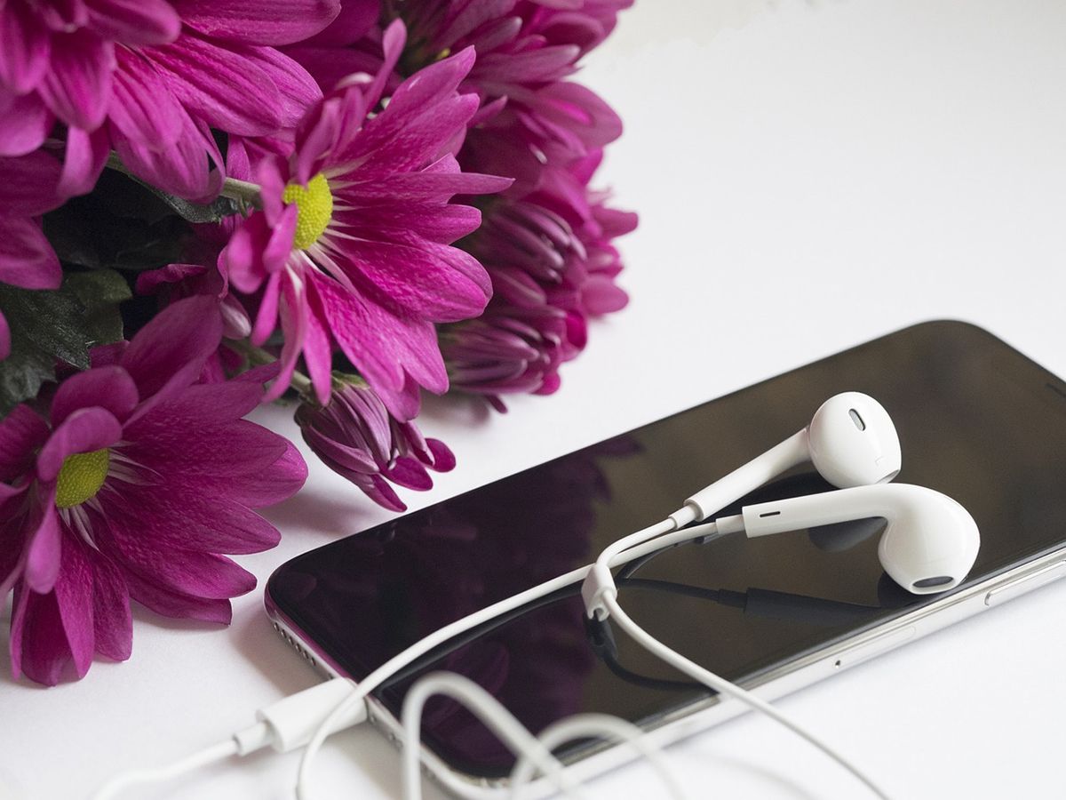 Smartphone, Kopfhörer und Blumen - für die Probandinnen eine ästhetische und stimmige Kombination, die an Musikhören und Entspannung erinnert. /Bildquelle: Pixabay
