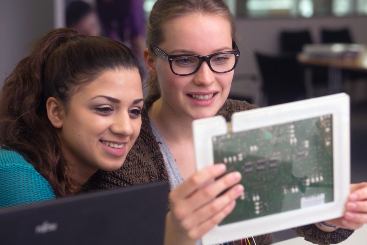 Zwei Studentinnen betrachten eine Platine. /Quelle: Kompetenzzentrum Technik-Diversity-Chancengleichheit e.V. | Ort: zdi-Schülerlabor coolMINT.paderborn