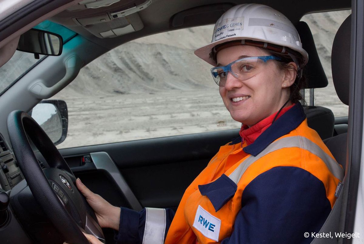 Franziska Fabeck arbeitet seit 2015 im Tagebau Hambach/RWE Power. An der TU Bergakademie Freiberg hat sie Bergbau studiert und ist jetzt Bergbauingenieurin. /Bildquelle: Kestel, Weigelt