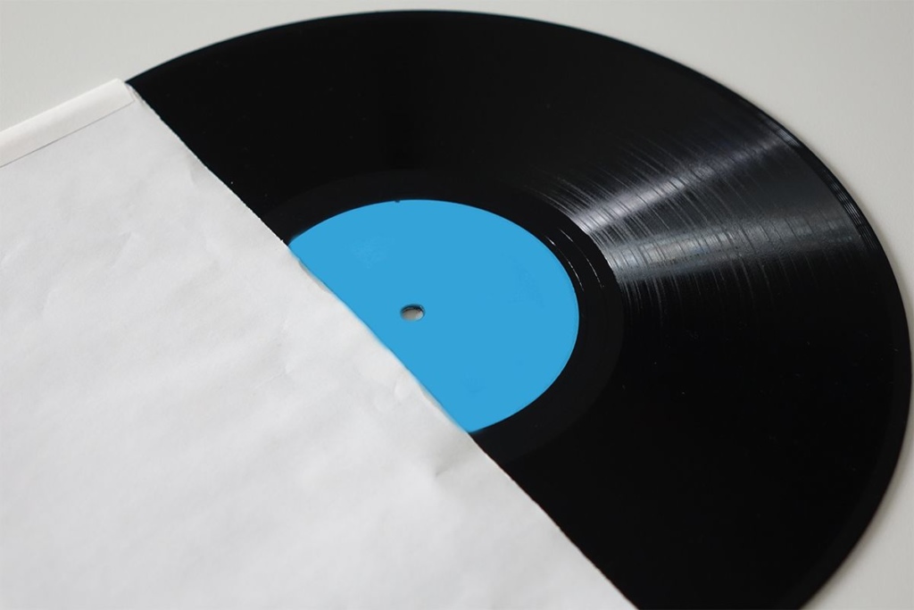 Schwarze Schallplatte mit blauem Sticker