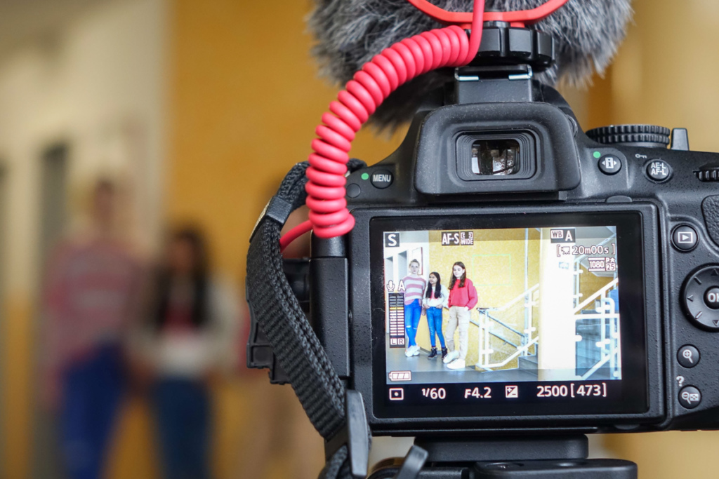 Die Schülerinnen drehen mit Spiegelreflexkameras, professionellen Mikrofonen und Video-Stativen. / Quelle: Zacharias