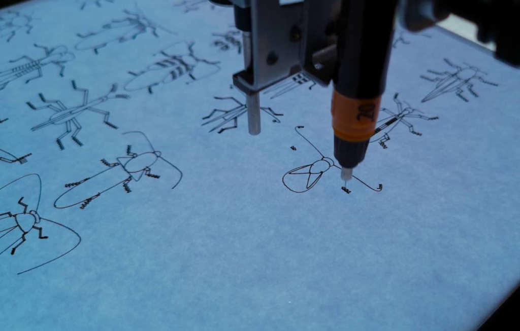 Stiftplotter zeichnet einen Käfer auf Papier