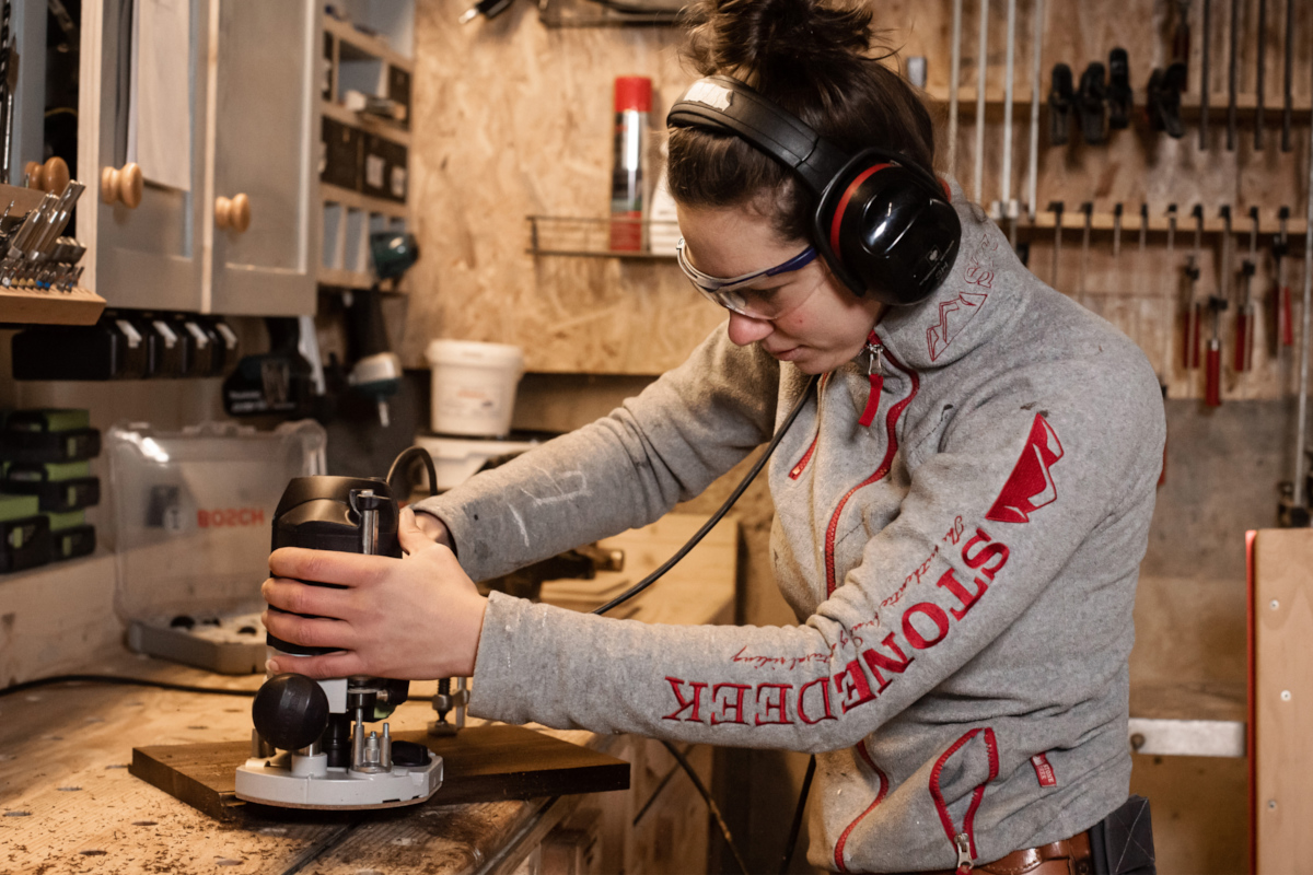 Schreinerin Betty Kappeller beim Schleifen eines Werkstücks