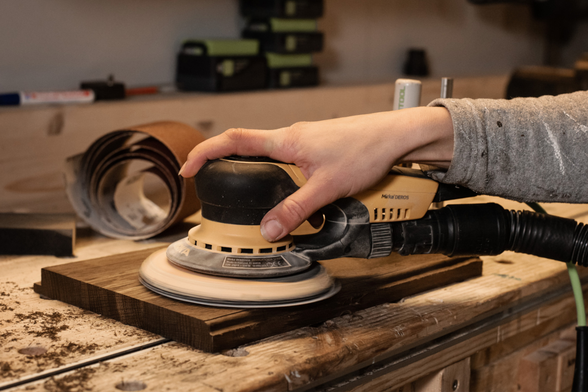 Nahaufnahme einer Schleifmaschine während des Schleifens