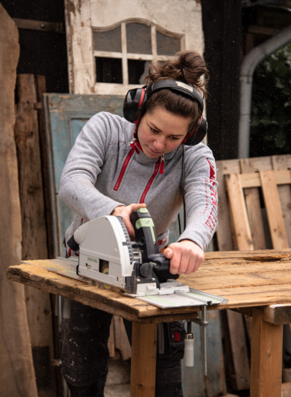 Betty Kappeller bei der Arbeit an der Kreissäge