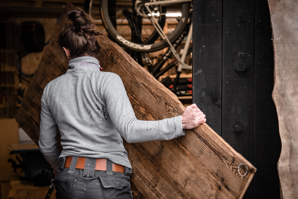 Betty Kappeller trägt Arbeitsmaterial in ihre Werkstatt