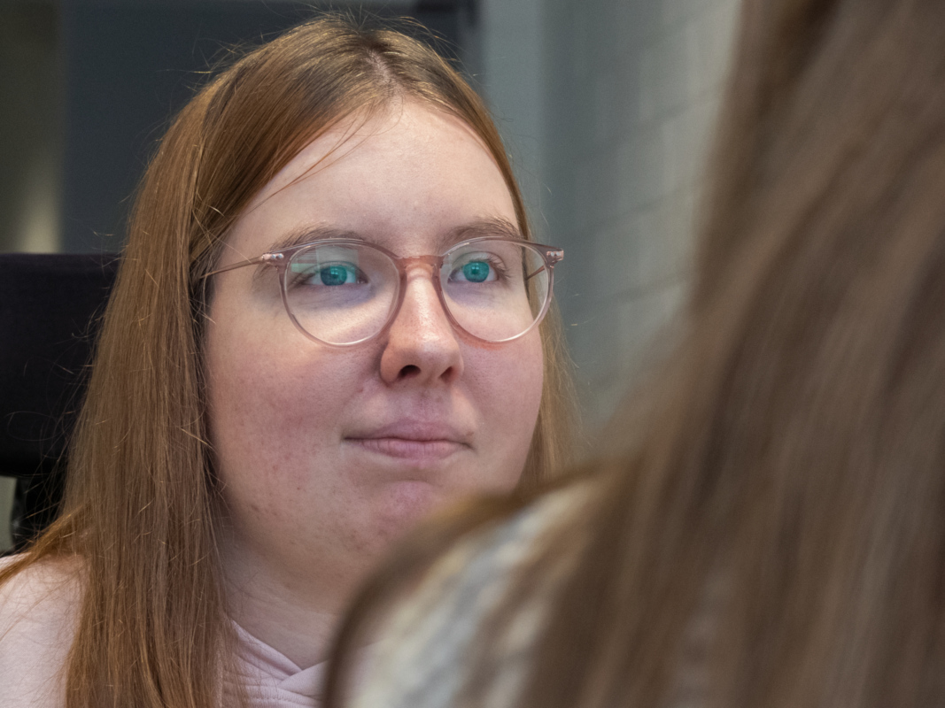 Karolin Odenthal im Gespräch mit einer Kommilitonin