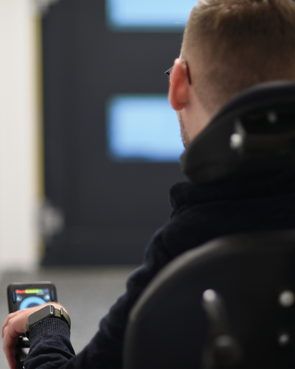 Kai im Rollstuhl von hinten