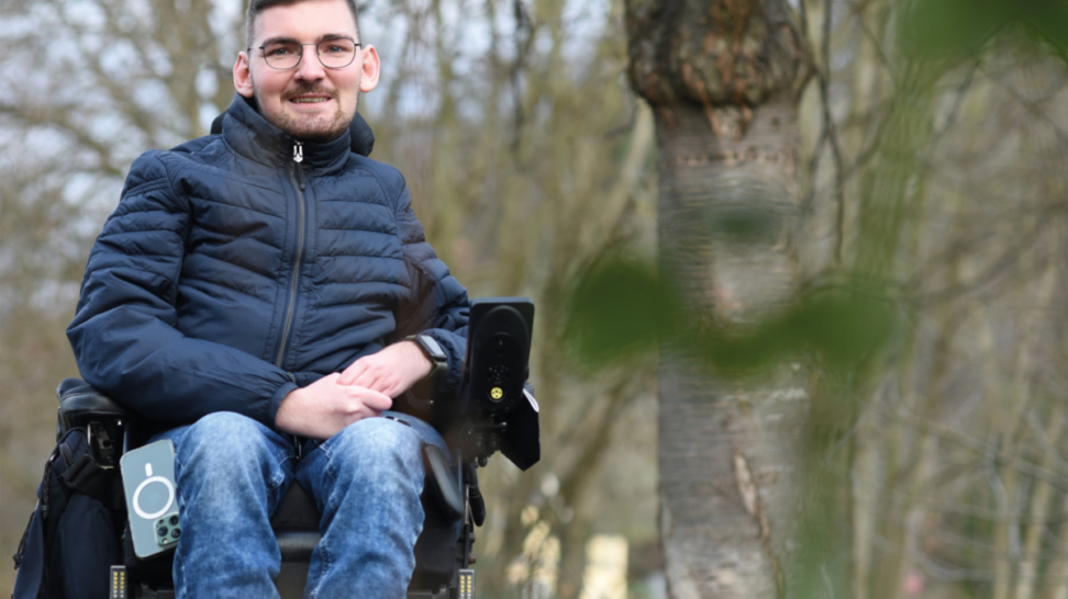 Kai im Rollstuhl im Wald