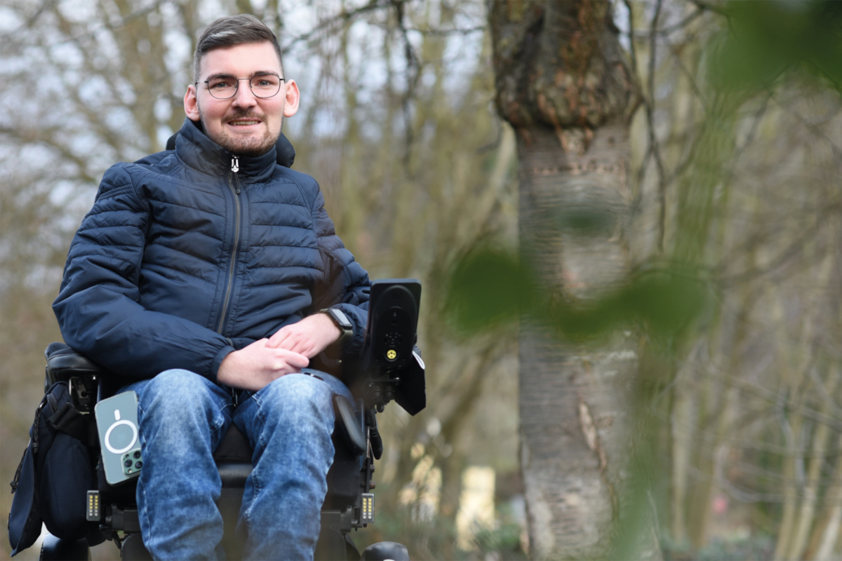Kai im Rollstuhl im Wald