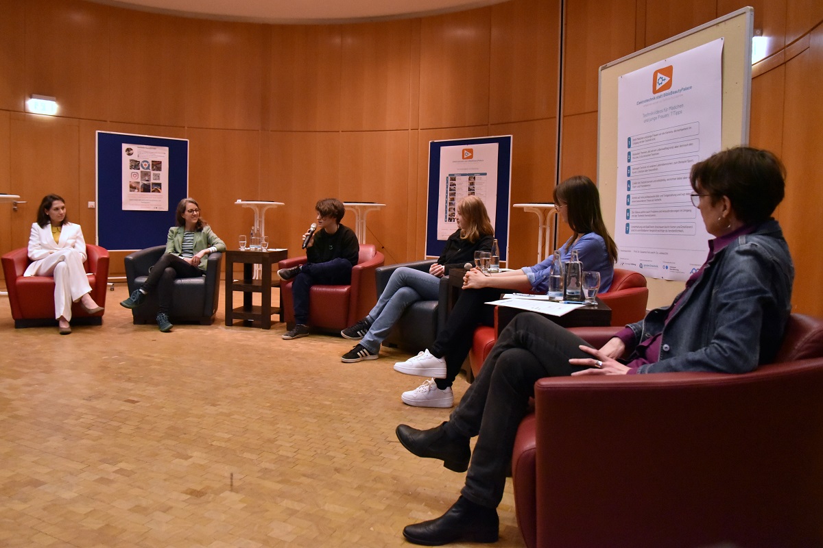 Elly spricht zu den Teilnehmerinnen der Diskussionsrunde