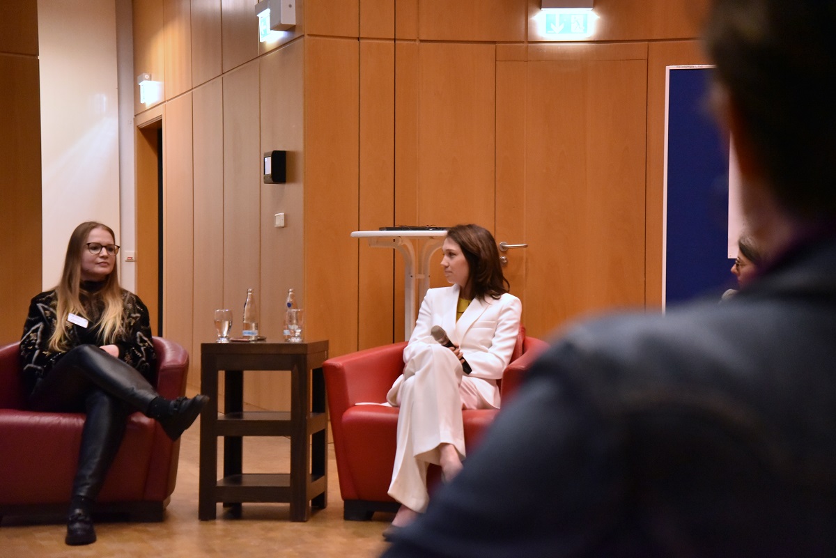 Juliane Orth und Gesche Neusel sitzen auf ihren Sesseln und folgen der Diskussion