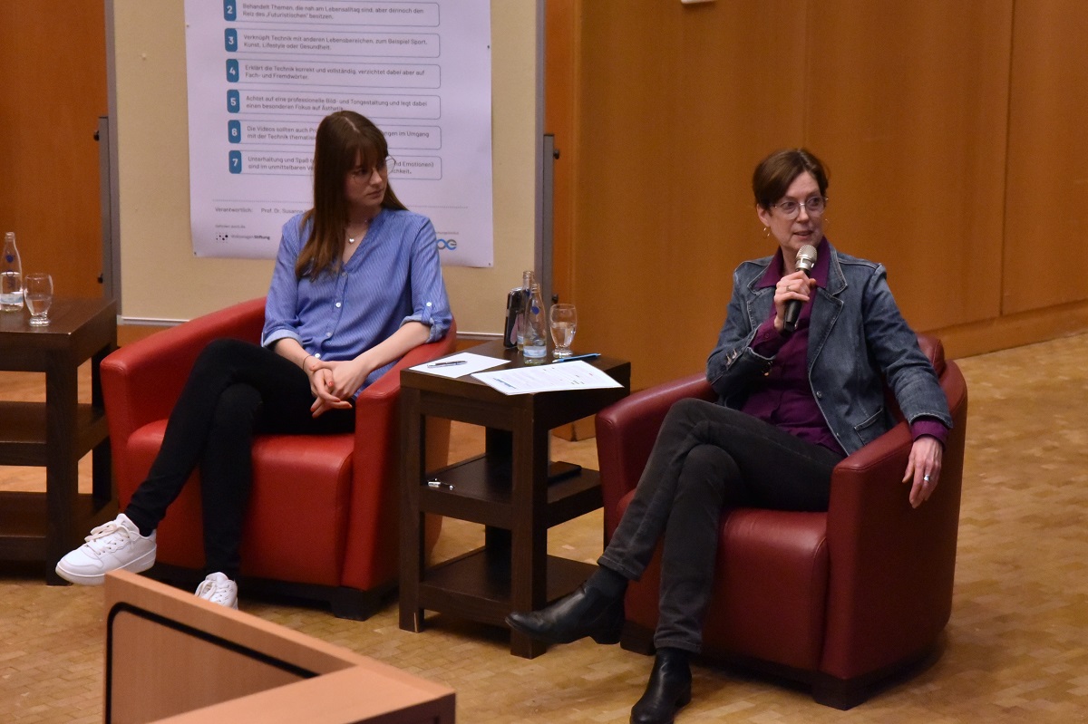 Professorin Susanne Keil richtet sich an das Publikum