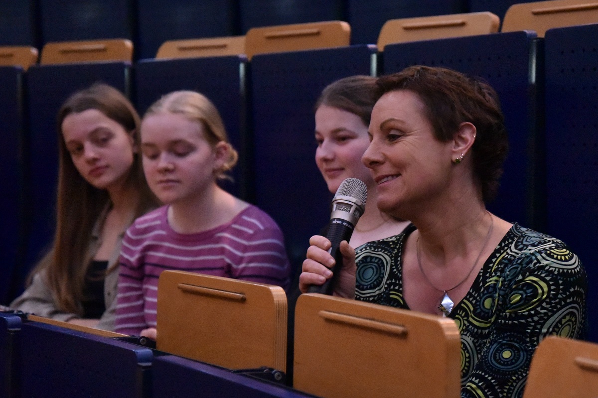 Das Publikum beteiligt sich an der Diskussion