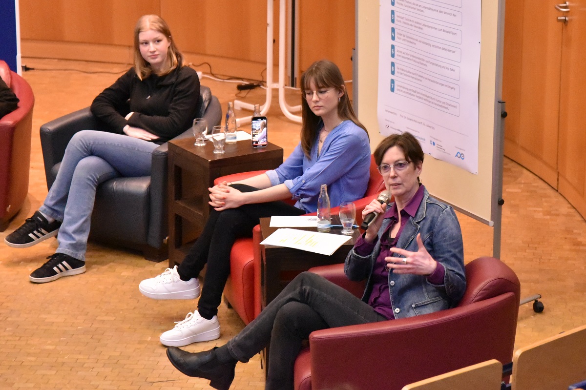 Professorin Susanne Keil spricht zum Publikum