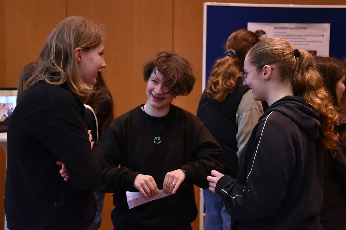 Elly (Mitte) und Tonya (rechts) tauschen sich mit Annika über ihre Erfahrungen im Ferienkurs aus