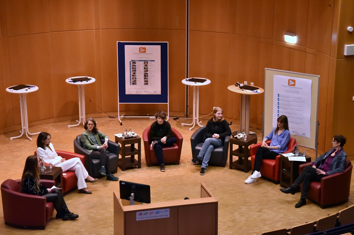 Blick von oben auf die Teilnehmerinnen der Diskussionsrunde