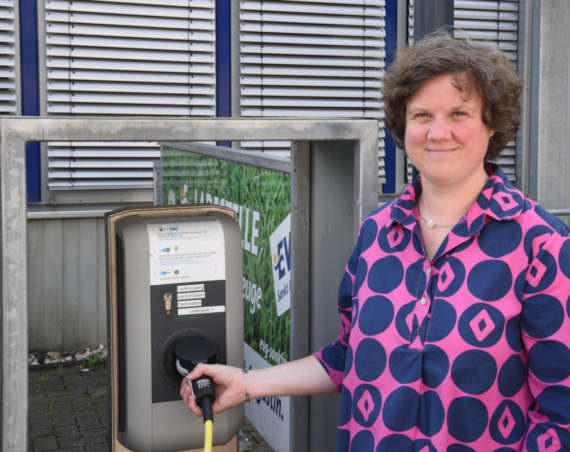 Professorin Anna-Lena Menn neben einer Ladesäule für Elektroautos auf dem Campus Sankt Augustin der Hochschule Bonn-Rhein-Sieg.