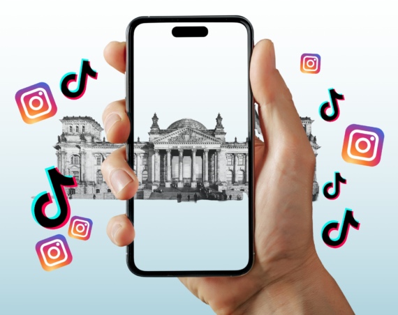 Hand hält Smartphone, deutscher Bundestag im Bild, Symbole von Instagram und TikTok umringen das Smartphone.